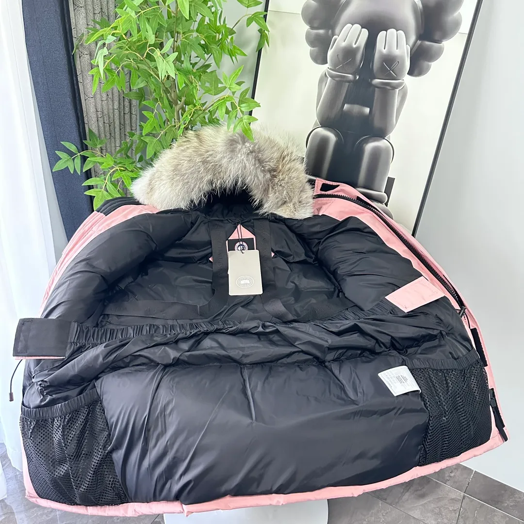 P700 CANADA GOOSE｜Canada Goose Expedition Parka｜Classic upgrade New 08 style Color: graphite gray, off-white, black, pink, navy blue, sky blue, Size: XS, S, M, L, XL, XXL, Product introduction Loose fit, multi-pocket design Larger size for free movement. 6 exterior pockets: 4 reversible front pockets, zippered side entry. There is a practical pocket on the left sleeve and a top pocket on the right sleeve. There is a drawstring on the inside of the waist and a logo patch on the back. The waist is designed with an inside drawstring, which can be adjusted to provide excellent warmth. Woven grab straps at upper back with “Expedition” logo patch • Hood with removable zipper trim, interchangeable hood trim for personalization and added protection (this jacket is not available with the classic hood trim) • Chin protection element has a tricot inner fabric for softness and comfort • Woven grab straps at upper back with “Expedition” logo patch • Internal drawstring at the waist, adjustable to provide excellent warmth •Snap-in rib knit cuffs for added comfort and optimal heat locking in •Stylish hanging inner straps allow the jacket to be carried over the shoulder, hands-free •Stowaway nylon stretch snow skirt for added protection •Two-way zipper covered fly with Velcro® snaps that unzips from the bottom for increased range of motion and breathability. A windproof fly is designed under the zipper for an extra layer of protection. • 6 exterior pockets: 4 two-way pockets on the front with top flap and Velcro® snaps, and zippered side entry. Utility pockets on left sleeve and right sleeve with top flap and velcro® snaps Internal pockets: 1 zipped pocket, 2 mesh drop-in pockets Embroidered Canada Goose logo